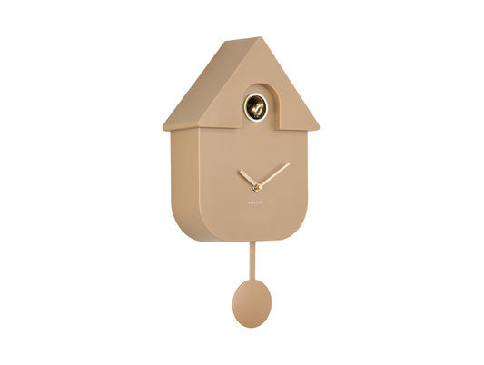 Väggklocka i husdesign, mokabrun, med pendel och visare