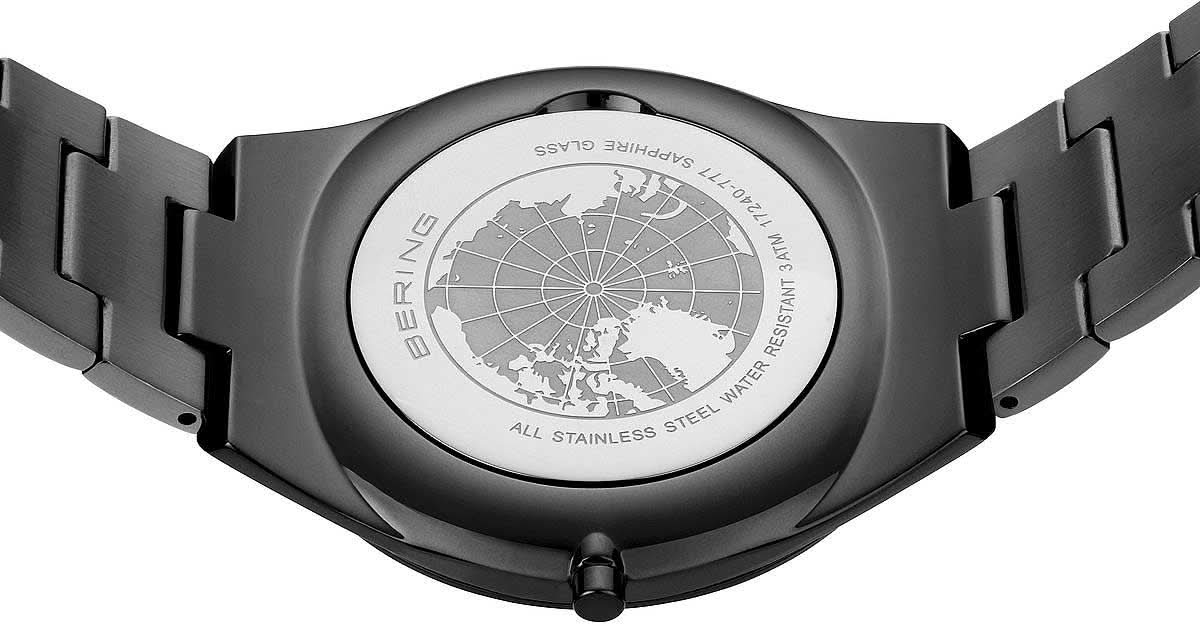 Bering Ultra-Slim herrklocka, boettbaksida med världskartsmotiv och gravyr.