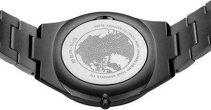 Bering Ultra-Slim herrklocka, boettbaksida med världskartsmotiv och gravyr.