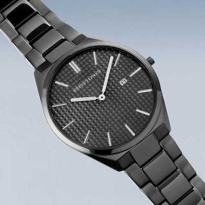 Bering Ultra-Slim herrklocka med mörk urtavla, indexmarkeringar och armband i rostfritt stål.