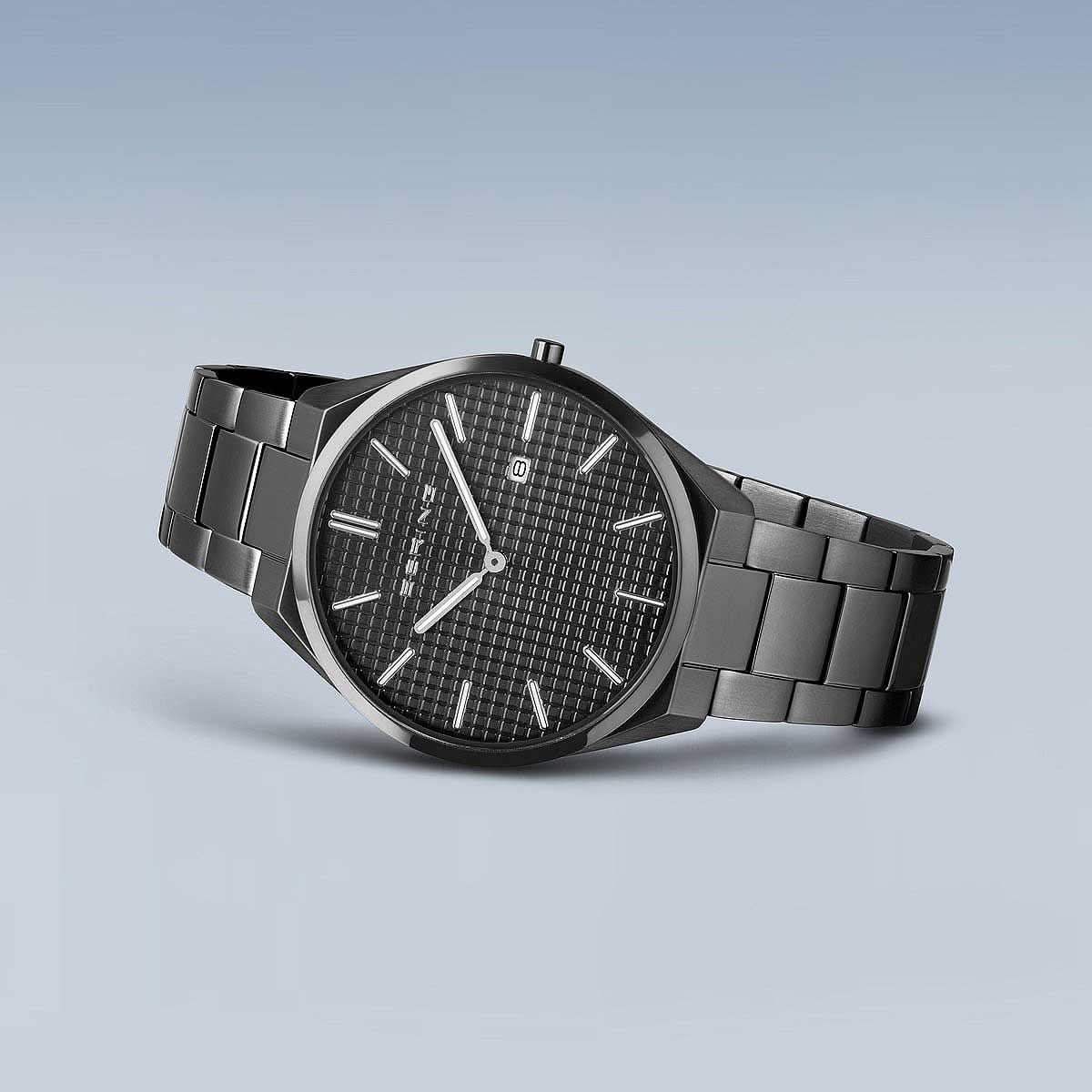 Bering Ultra-Slim herrklocka med svart urtavla, metallarmband och krona.