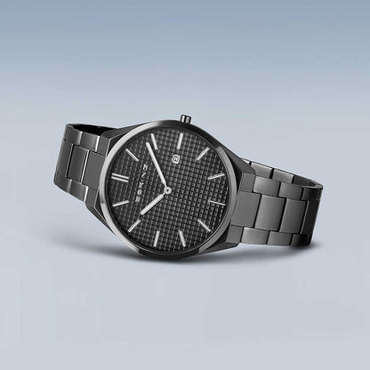 Bering Ultra-Slim herrklocka med svart urtavla, metallarmband och krona.