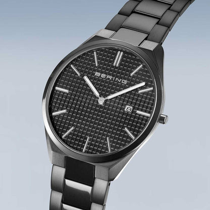 Bering Ultra-Slim herrklocka, svart präglad urtavla, armband i metall.
