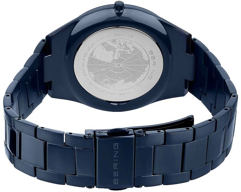 Bering herrklocka baksida: mörkblått metallarmband och boettlock