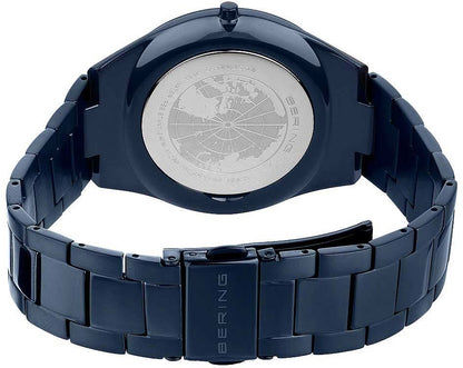 Bering herrklocka baksida: mörkblått metallarmband och boettlock