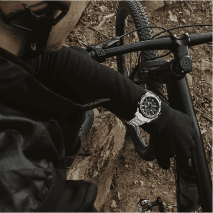 Herren-Armbanduhr am Handschuh mit silbernem Gehäuse und grünem Chronographen