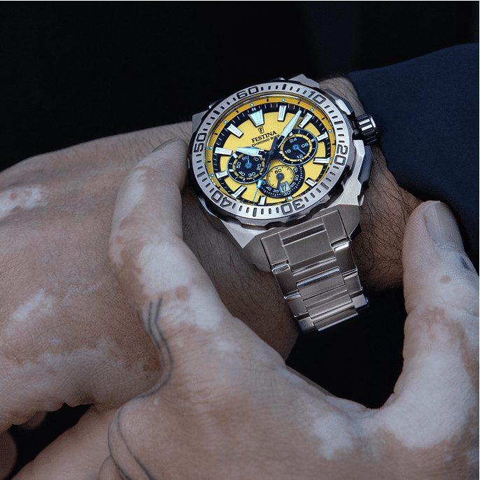 Herren-Armbanduhr mit blauem Zifferblatt und goldfarbenen Details, Edelstahlband