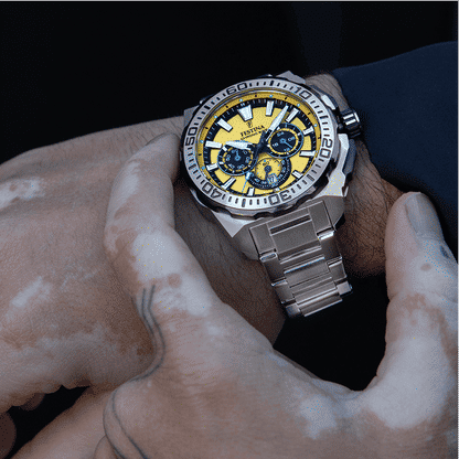 Herren-Armbanduhr mit blauem Zifferblatt und goldfarbenen Details, Edelstahlband