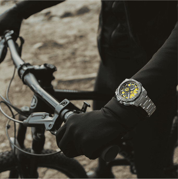 Herren-Armbanduhr am Handgelenk, silbernes Metallband, dunkles Zifferblatt mit Details