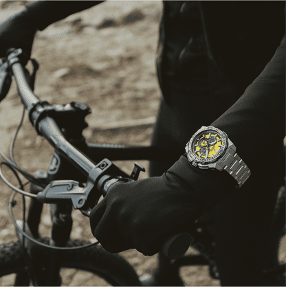 Herren-Armbanduhr am Handgelenk, silbernes Metallband, dunkles Zifferblatt mit Details
