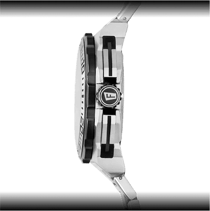 Seitenansicht einer Herren-Armbanduhr mit Edelstahlgehäuse und Chronograph-Funktionen