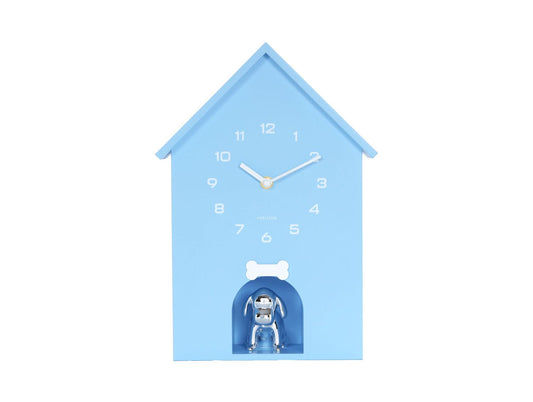 Väggklocka i hundkojedesign, ljusblå, med siffror, visare och hundkojeöppning