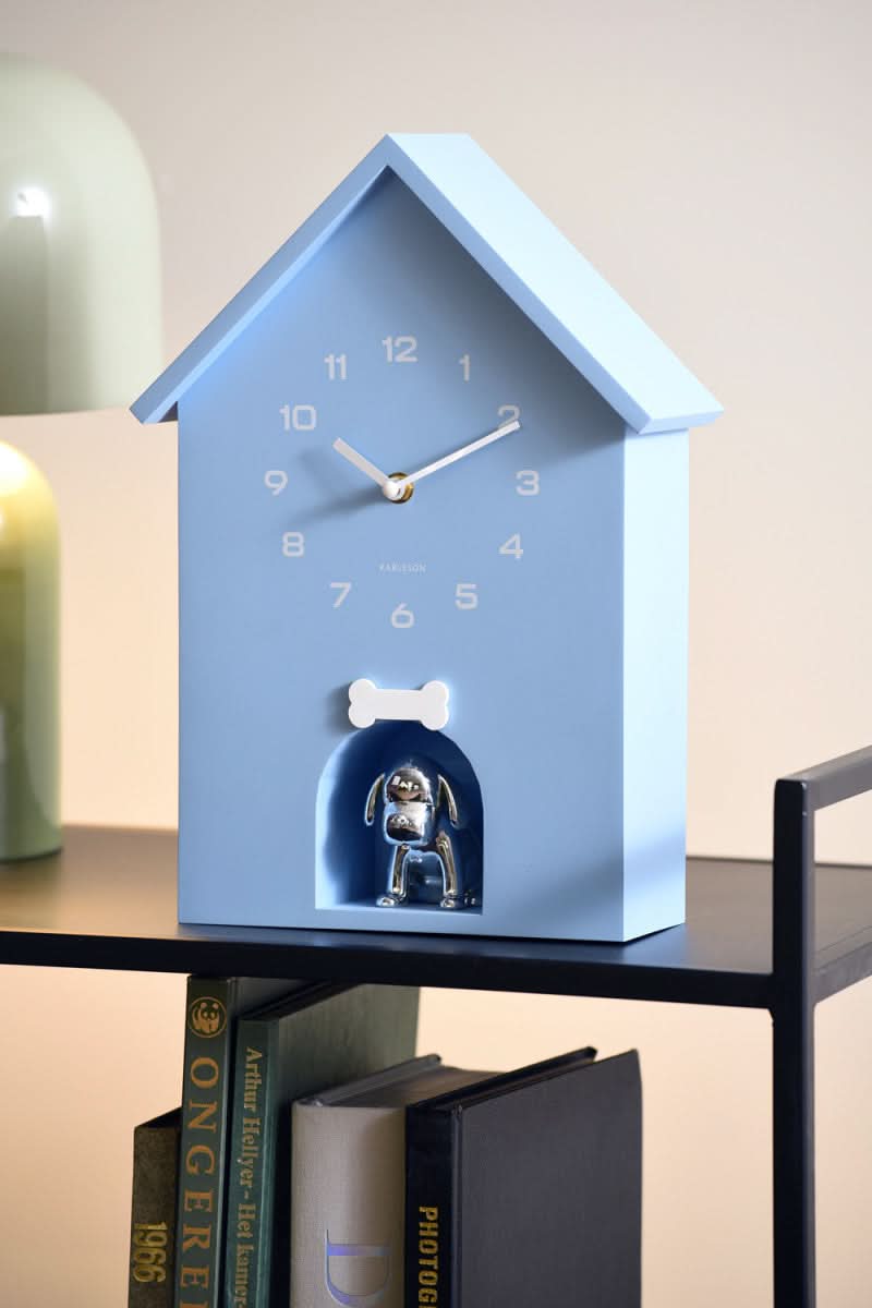 Väggklocka i hundkojedesign, ljusblå, med siffror och hundkojeinlägg