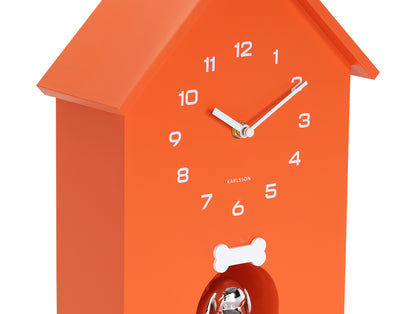 Karlsson hundkoja-formad väggklocka, orange, med siffror och benmotiv