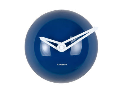 Koboltblå väggklocka med vita visare, rund front, Karlsson-logotyp