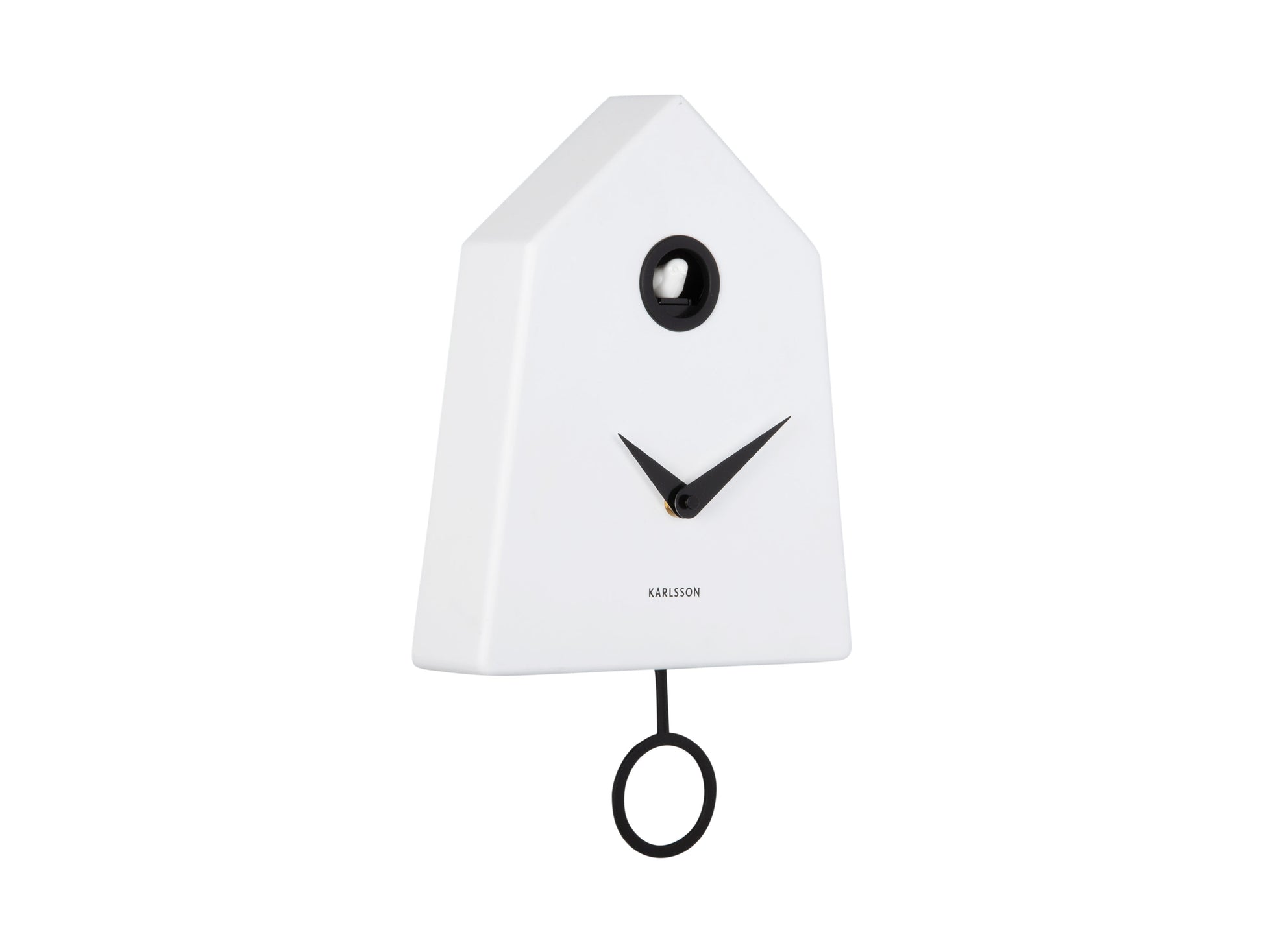 Vit gökur-väggklocka i stugdesign med svart urtavla och pendelring.