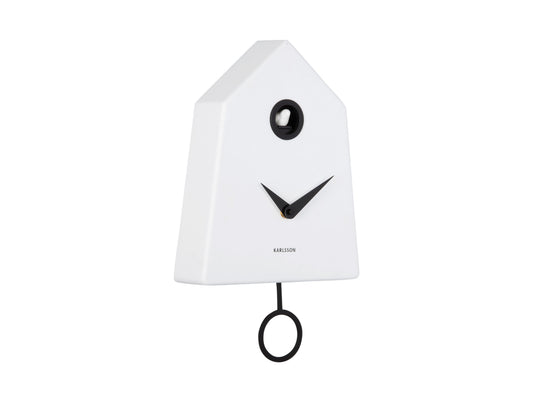 Vit gökur-väggklocka i stugdesign med svart urtavla och pendelring.