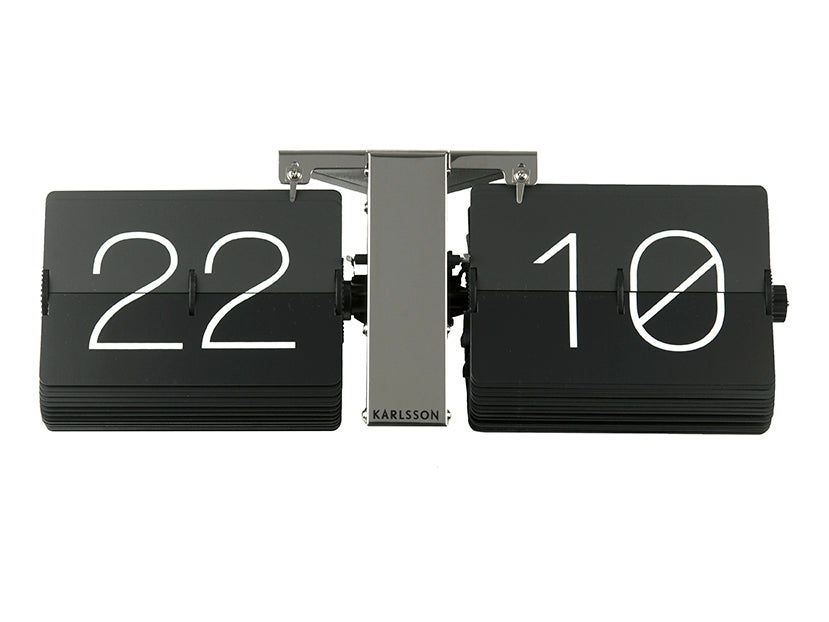 Svart flipklocka i öppen vy, visar 22 och 10