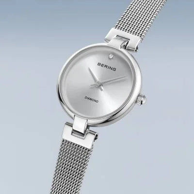 Bering Damenuhr mit silbernem Gehäuse, rundem Zifferblatt und Milanaise-Armband
