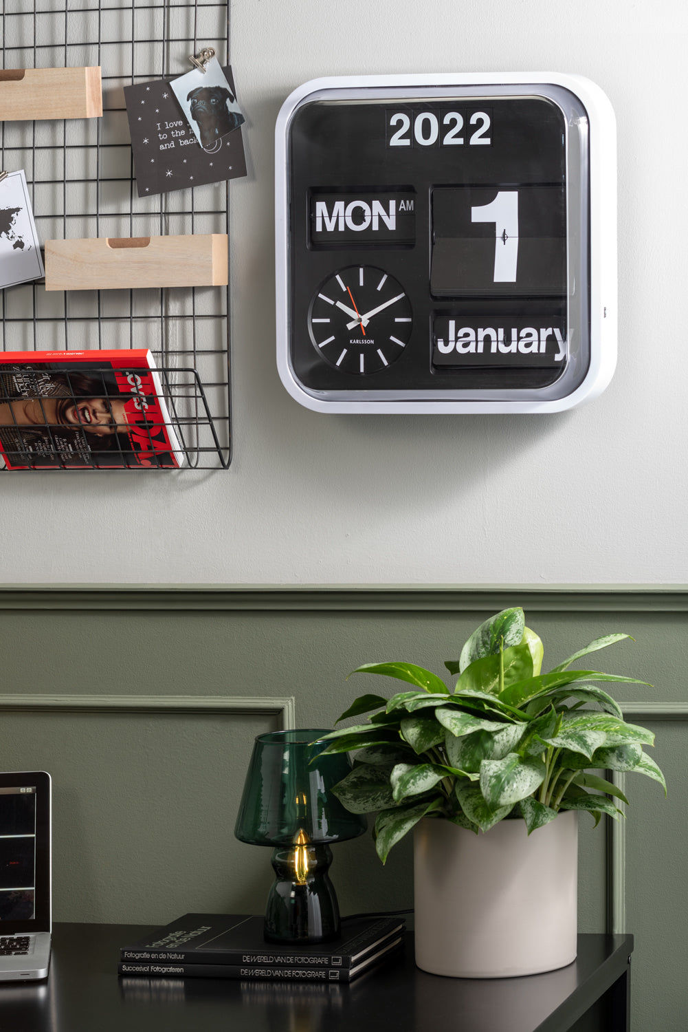 Fällbar sifferväggklocka, vit ram, display: 2022 MÅN, 1, januari
