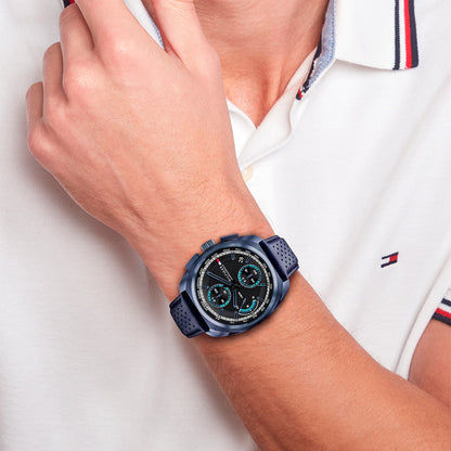 Herren-Chronograph am Handgelenk mit blauem Zifferblatt und dunkelblauem perforiertem Lederband