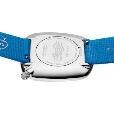 Herren-Armbanduhr mit blauem Textilband, Rückseite mit Gravur und Schrauben am Gehäuse