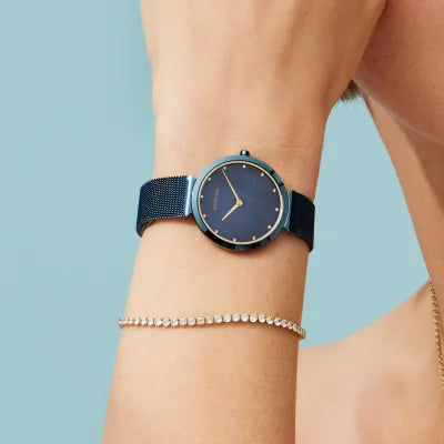 Bering Damenuhr am Handgelenk mit blauem Zifferblatt und dunkelblauem Armband