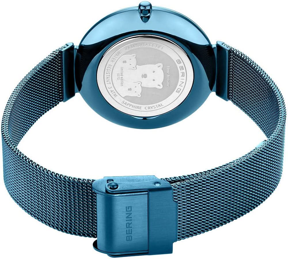 Damklocka med rund bakstycke och blått mesharmband, synligt spänne