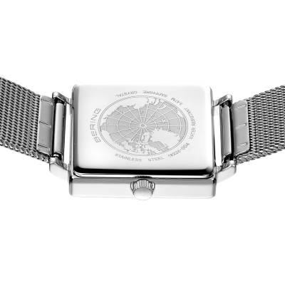 Bering Damenuhr Rückseite mit Gravur auf silbernem Gehäuse und Milanaise-Armband