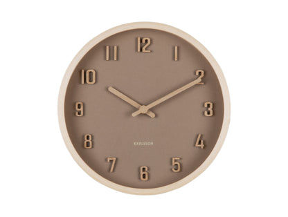 Liten väggklocka med beige träram och brun urtavla, romerska siffror