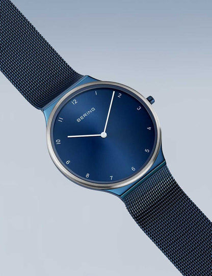 Herren-Uhr seitlich mit blauem Zifferblatt, silberner Lünette und blauem Meshband