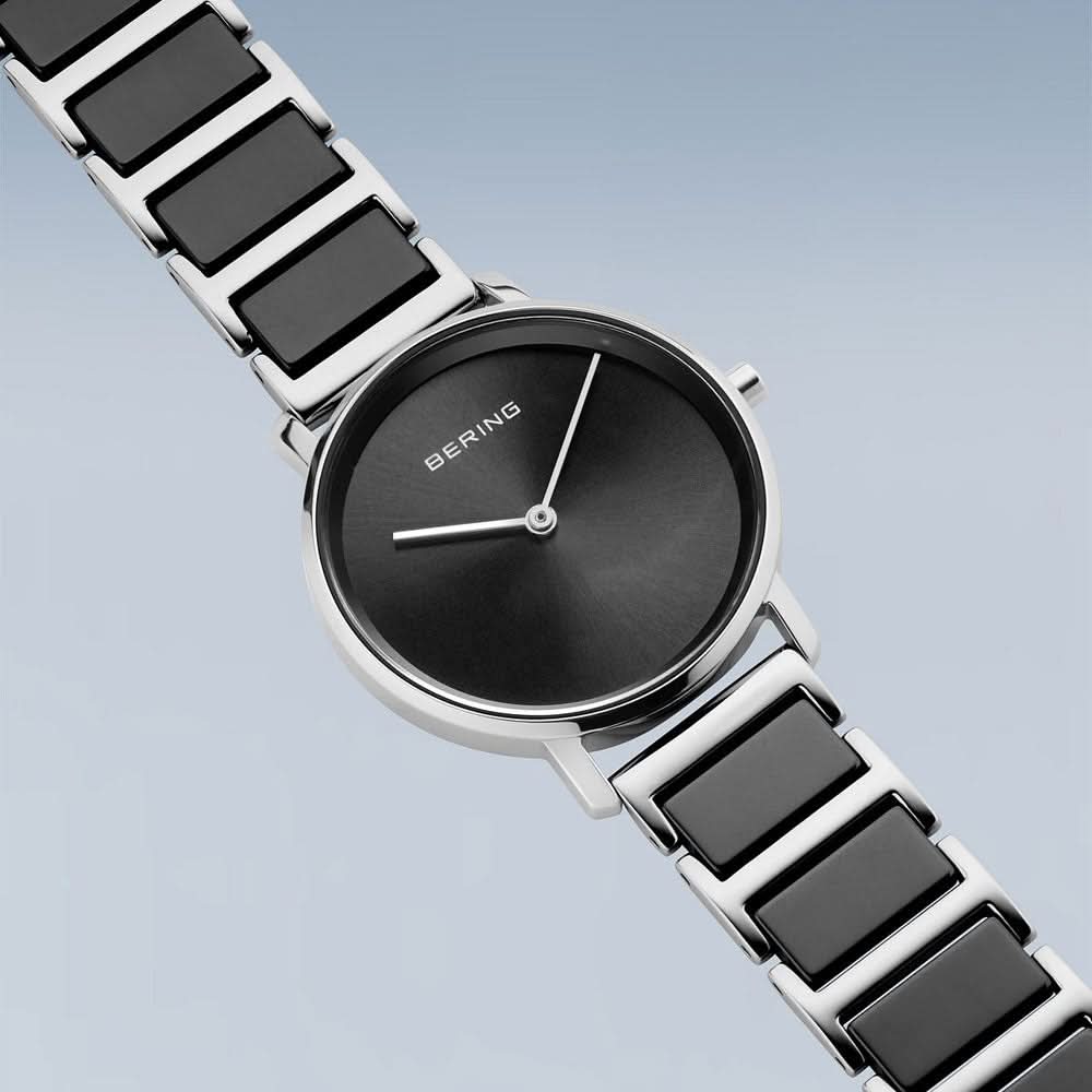 Damklocka, sidovy: svart urtavla med smala visare och länkarmband