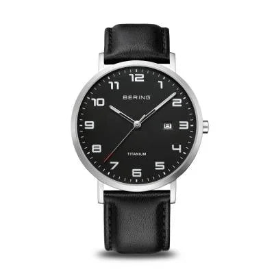 Herrenarmbanduhr von Bering mit Titan-Gehäuse, schwarzem Zifferblatt und schwarzem Lederband
