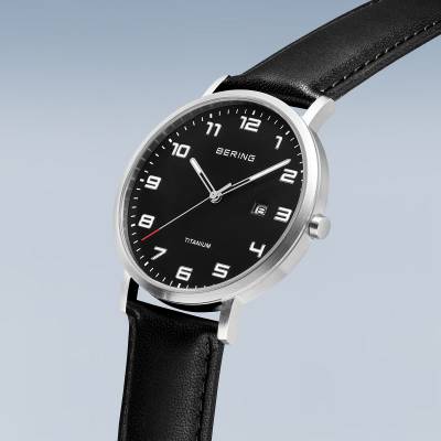 Herrenarmbanduhr mit schwarzem Zifferblatt, silbernem Gehäuse und schwarzem Lederband