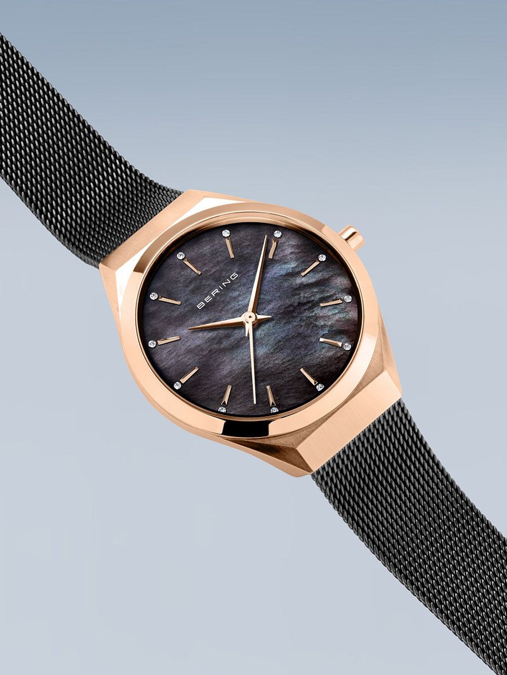 Damenarmbanduhr mit schwarz gemustertem Zifferblatt, roségoldenen Zeigern und schwarzem Milanaiseband