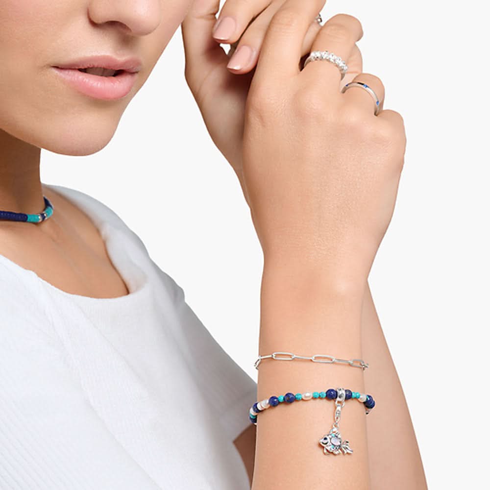 "Armband med blå pärlor och fiskhänge i 925 sterlingsilver"