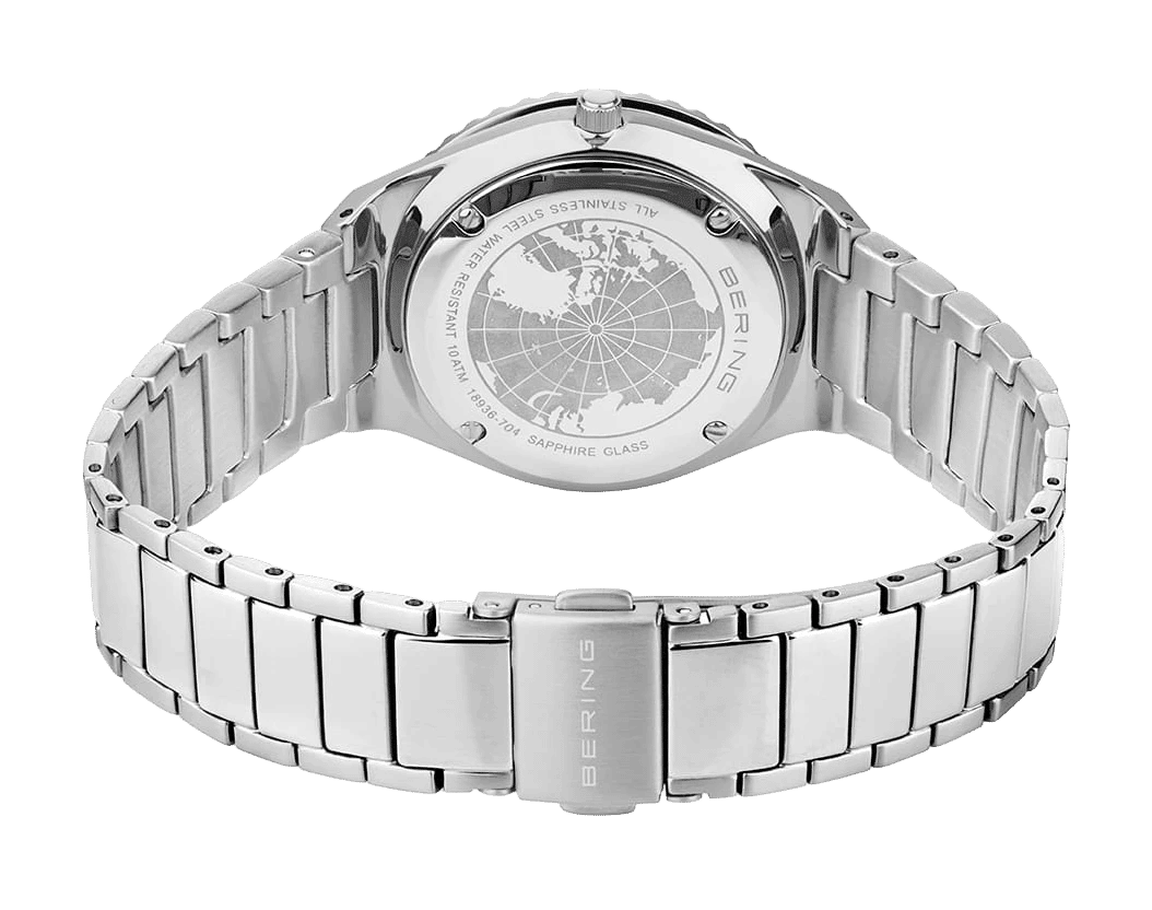 Damklocka med silverfärgat metallarmband och graverat, slutet boettlock