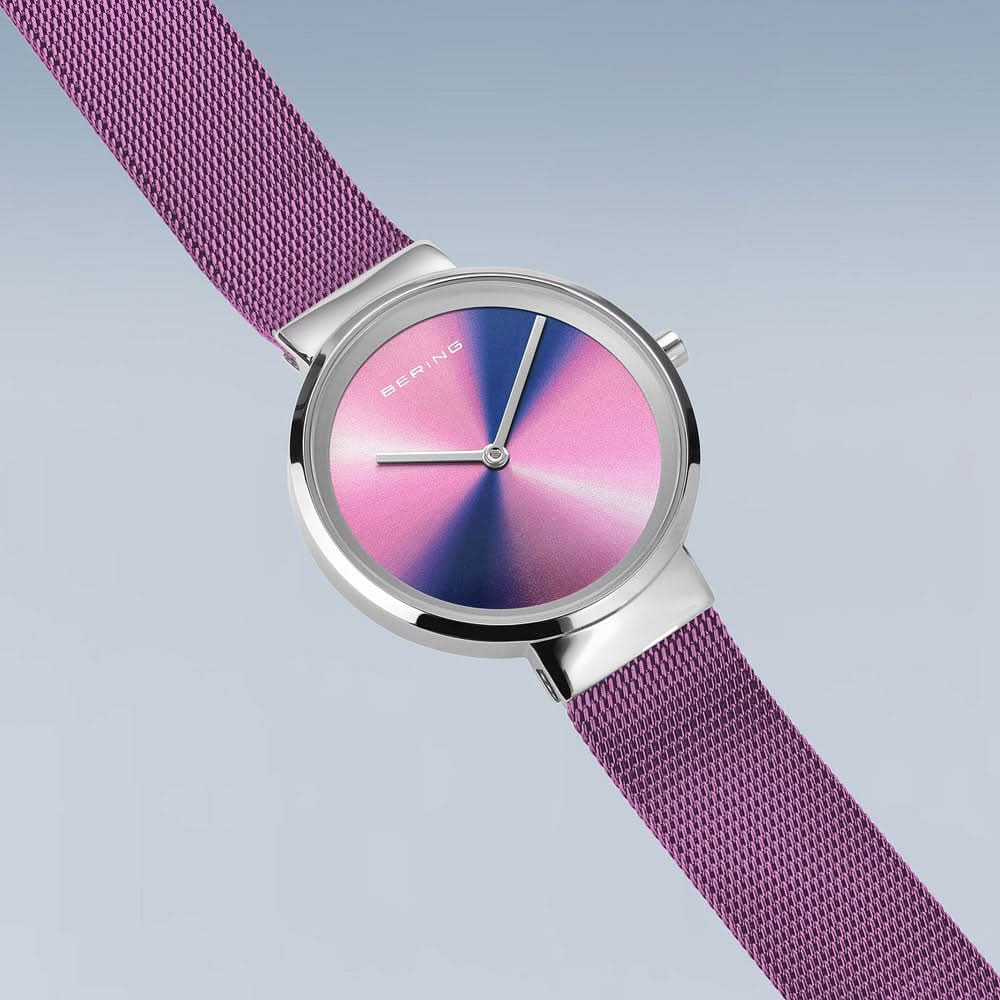 Damklocka med lila Milanese-armband, silverfärgat hölje med flerfärgad urtavla