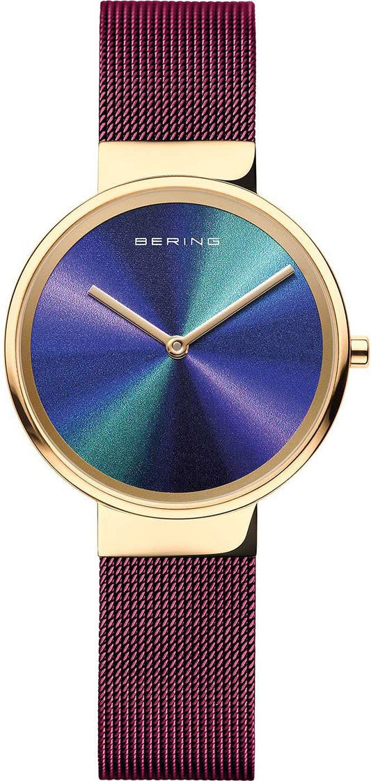 "Damklocka med blå urtavla, guldfärgat boett och vinrött Milanese-armband"