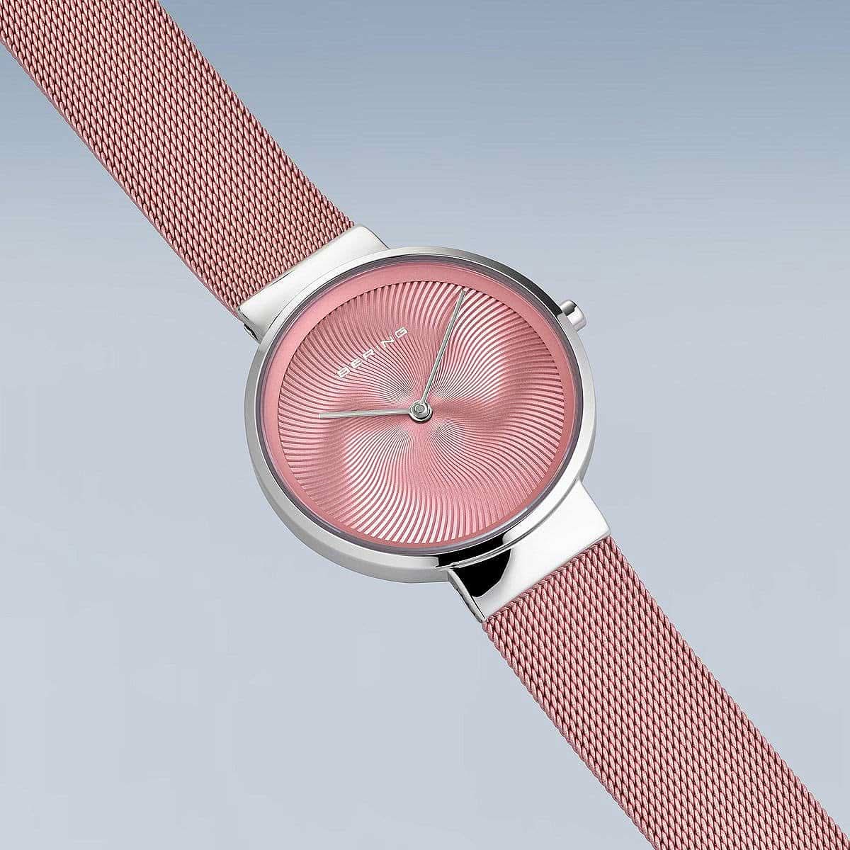 "Damklocka med rosa mesh-armband och silverfärgat hölje, urtavla med fin struktur"