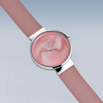 "Damklocka med rosa mesh-armband och silverfärgat hölje, urtavla med fin struktur"