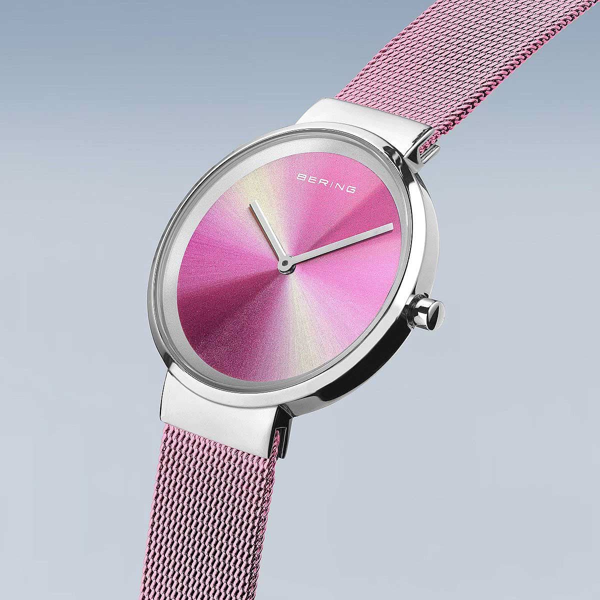 Bering damklocka med rosa mesharmband, silverfärgat boett och iriserande rosa urtavla