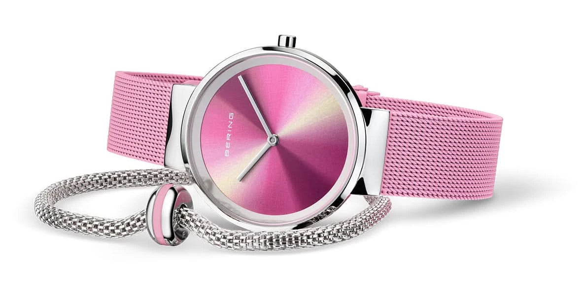 Damklocka med rosafärgat milanesarmband, rund rosa urtavla och silverfärgade accenter