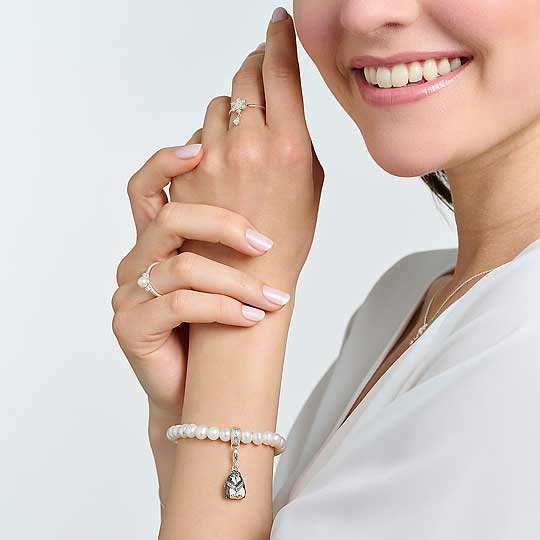 Pingvinberlock på pärlarmband, 925 sterling silver, buren på handen