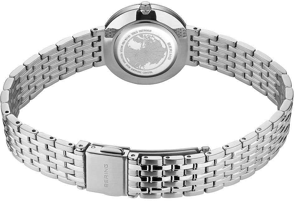 "Damklocka med silverfärgat metallarmband och spänne, boettbaksida med gravyr"