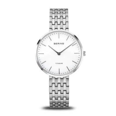 Damenuhr mit silberfarbenem Titangehäuse, weißem Zifferblatt und Metallarmband