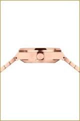 Damklocka med roséguldpläterad infattning och armband i metall, sidovy