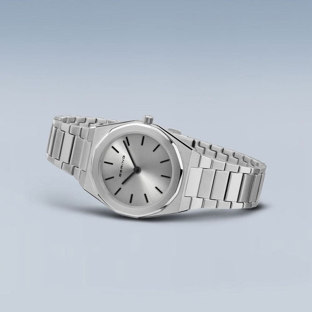 Bering damklocka med silverfärgat metallarmband, urtavla och lätt vinklad vy