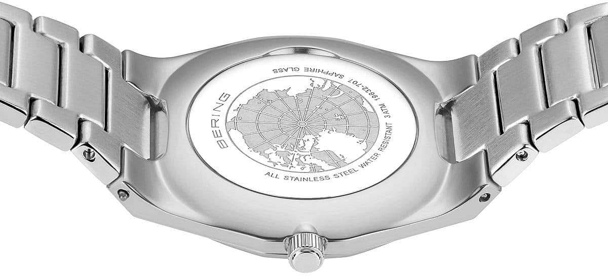 Bering damklocka baksida med gravyr på boetten och silverfärgat metallarmband
