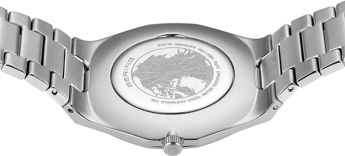 Klockboett med gravyr, silverfärgat metallarmband